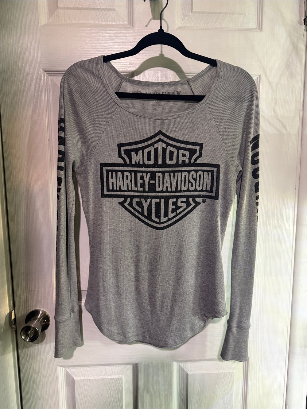 Harley-Davidson Women’s Light Gray Long Sleeve Logo Tee